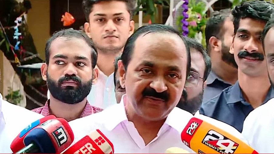 'ഡി കെ ശിവകുമാർ ആണെങ്കിലും ഔദ്യോ​ഗിക ചടങ്ങിൽ ​ഗണ​ഗീതം പാടുന്നത് തെറ്റാണ്'
