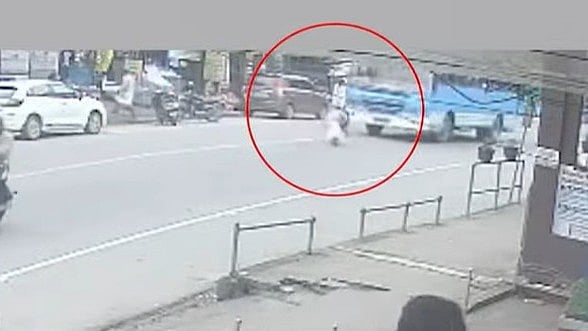 ഭാര്യയെ കാണാനില്ല, നാലു വയസ്സുള്ള മകനുമായി ബസിന് മുന്നിലേക്ക് ചാടി പിതാവ്; ഡ്രൈവറുടെ സമയോചിത ഇടപെടൽ രക്ഷയായി