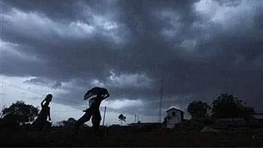 ചൊവ്വാഴ്ച വരെ ഇടിമിന്നലോട് കൂടിയ ശക്തമായ മഴ, യെല്ലോ അലർട്ട്, 'കള്ളക്കടലിൽ' ജാ​ഗ്രത 