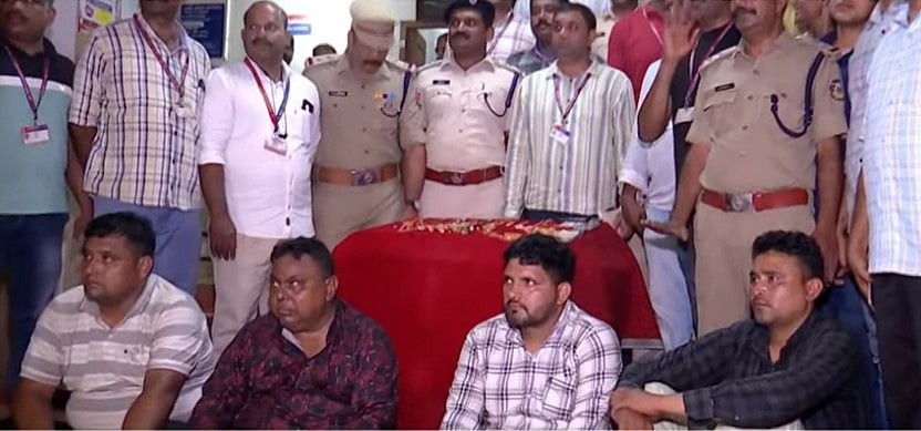 എസി കോച്ചില്‍ യാത്ര; ' ചെന്നൈ - മംഗലാപുരം ട്രെയിനില്‍ നിന്നും അരക്കോടിയുടെ സ്വര്‍ണം കവര്‍ന്നു, 'സാസി' സംഘം പിടിയില്‍