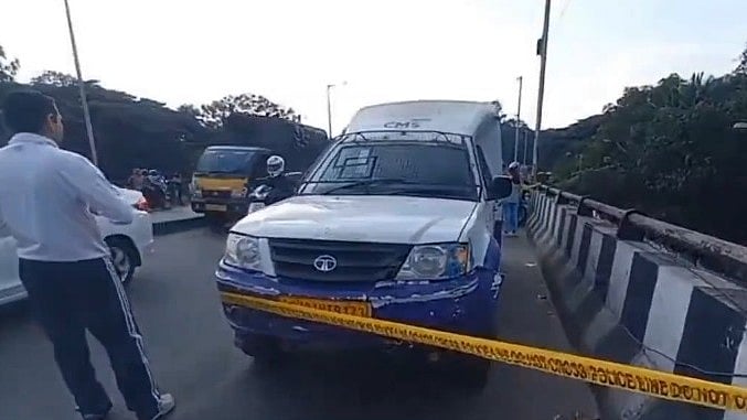 പട്ടാപ്പകല്‍ വന്‍കൊള്ള; എടിഎമ്മില്‍ നിറയ്ക്കാനെത്തിച്ച 7.11 കോടി രൂപ കവര്‍ന്നു; ഇന്നോവയിലെത്തിയ സംഘത്തിനായി തിരച്ചില്‍