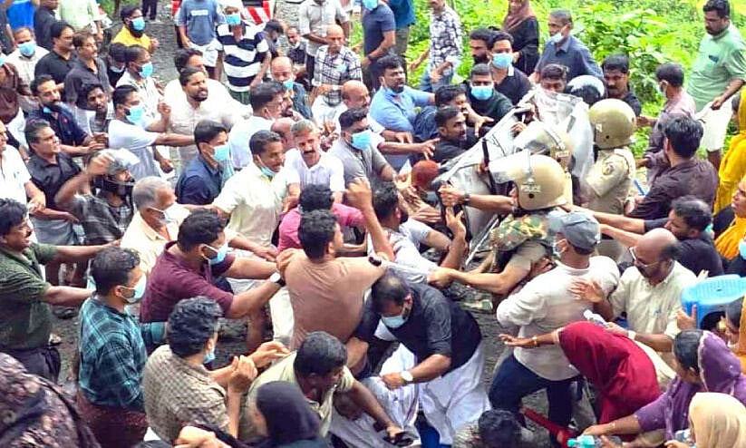 ഫ്രെഷ്‌കട്ട്: പൊരുതാനുറച്ച് നാട്ടുകാര്‍
അടിച്ചമര്‍ത്തി സര്‍ക്കാരും