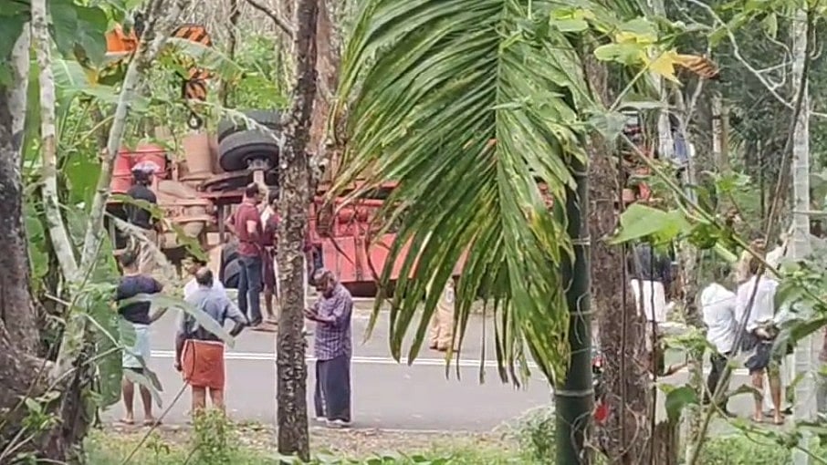 കണ്ണൂരില്‍ നിയന്ത്രണം വിട്ട് കുഴല്‍ക്കിണര്‍ നിര്‍മ്മാണ ലോറി മറിഞ്ഞു; ഒരു തൊഴിലാളി മരിച്ചു, ഏഴുപേര്‍ക്ക് പരിക്ക്- വിഡിയോ