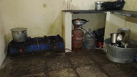 ചിക്കന്‍ കഴുകുന്നത് ക്ലോസറ്റിന് മുകളില്‍ വച്ച്; ഭക്ഷ്യവസ്തുക്കള്‍ ശുചിമുറിയില്‍;  60  ഹോട്ടലുകള്‍ക്ക് നോട്ടീസ്, മൂന്നെണ്ണം പൂട്ടി;  മണ്ഡലകാലത്ത് പ്രത്യേക പരിശോധന