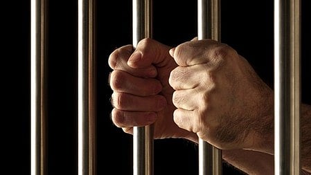 'പുറത്തിറങ്ങിയാല്‍ കൊല്ലും'; റിമാന്‍ഡ് പ്രതി ജയില്‍ ഉദ്യോഗസ്ഥരുടെ കൈ തല്ലിയൊടിച്ചു