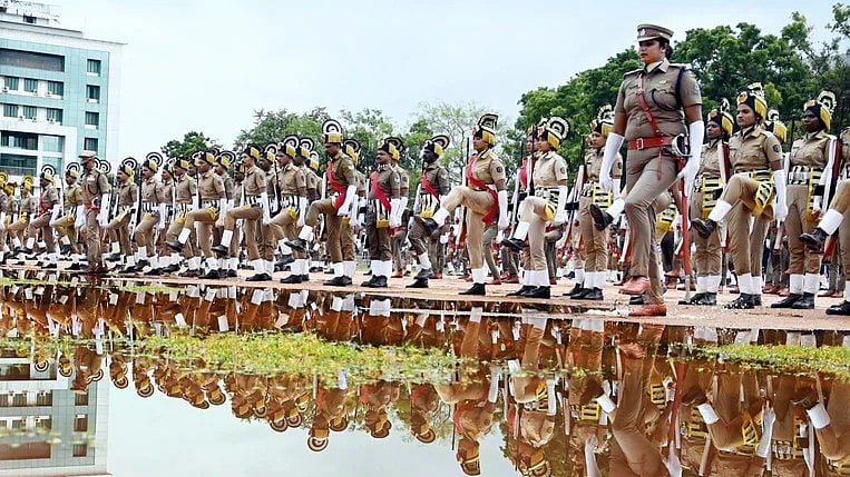 Kerala PSC: കേരളാ പൊലീസിൽ സബ് ഇൻസ്‌പെക്ടർ ഉൾപ്പെടെ നിരവധി ഒഴിവുകൾ; ഇപ്പോൾ അപേക്ഷിക്കാം