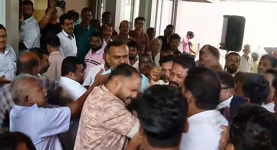 രാഹുലിനെതിരെ മാത്രം ചോദ്യങ്ങള്‍?; ചെന്നിത്തല പ്രതികരിക്കുന്നതിനിടെ മാധ്യമപ്രവര്‍ത്തകര്‍ക്കെതിരെ കയ്യേറ്റശ്രമം; കൂക്കിവിളി