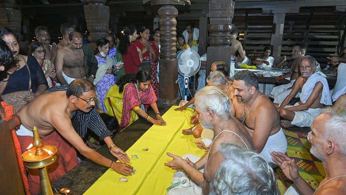 ദ്വാദശി നിറവില്‍ ഗുരുവായൂര്‍; ദക്ഷിണയായി സമര്‍പ്പിച്ചത് 15 ലക്ഷം രൂപ