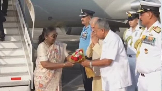 രാഷ്ട്രപതി കേരളത്തില്‍;  സ്വീകരിച്ച് മുഖ്യമന്ത്രിയും ഗവര്‍ണറും