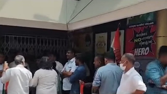 ഒമ്പത് വയസുകാരിക്ക് നേരെ ലൈംഗികാതിക്രമം, 17 കാരനെ പിടികൂടിയ പിതാവിനെതിരെ കേസ്; പൊലീസ് സ്‌റ്റേഷന്‍ ഉപരോധിച്ച് കോണ്‍ഗ്രസ്