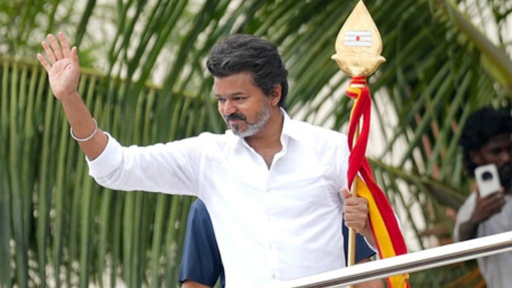 വിജയ്‌യെയും പിതാവിനെയും കണ്ട് കോണ്‍ഗ്രസ് നേതാക്കള്‍, നാല് മണിക്കൂര്‍ നീണ്ട ചര്‍ച്ച; പുതിയ സഖ്യം?