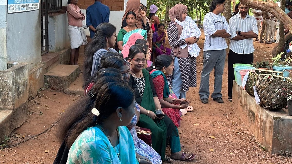 ഉച്ചയ്ക്ക് ഒരു മണിവരെ 50 ശതമാനം കടന്ന് പോളിങ്, ബൂത്തുകളില്‍ നീണ്ടനിര; വടക്കന്‍ കേരളം വിധിയെഴുതുന്നു
