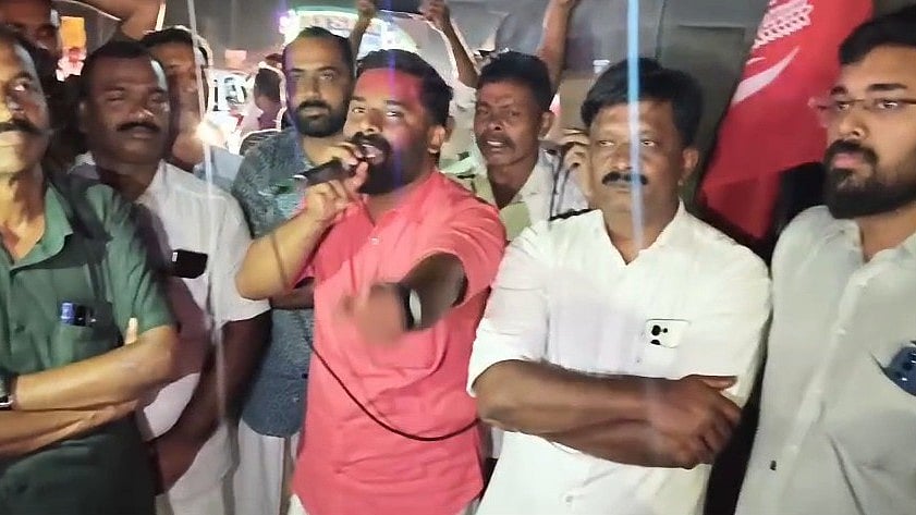 'ബിലാല്‍ ബലാല്‍ ആയില്ലേ.!കുലുക്കിലിയാട്ടെ എലി വാണം കൊണ്ട് പേടിപ്പിക്കണ്ട.!'; പി കെ ശശിയെ പരിഹസിച്ച് ഡിവൈഎഫ് ഐ നേതാവ്