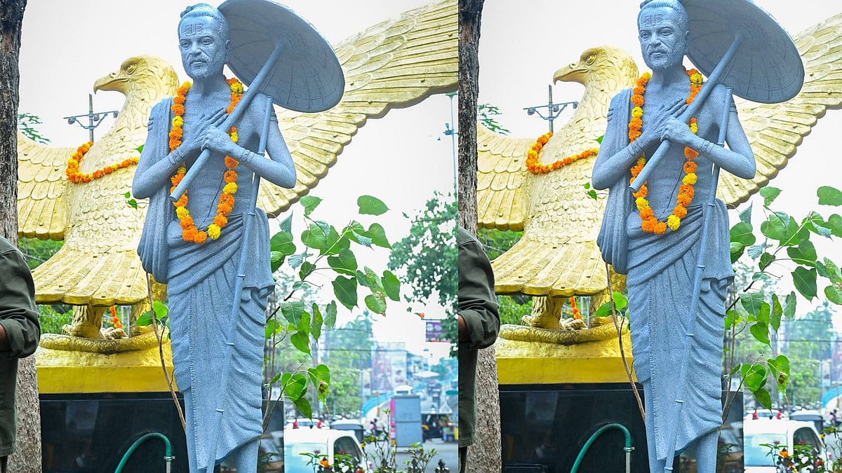 വലത് കൈ ഇടനെഞ്ചില്‍, ആറടി ഉയരം; മഞ്ജുളാല്‍ത്തറയില്‍ ഭക്തരെ വരവേല്‍ക്കാന്‍ ഇനി കുചേല പ്രതിമയും 