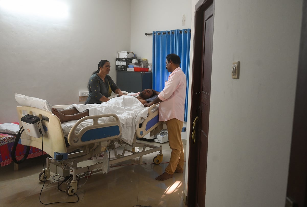നിശ്ചലമായിട്ടില്ല, ഈ അച്ഛന്റെയും അമ്മയുടെയും പ്രതീക്ഷകള്‍