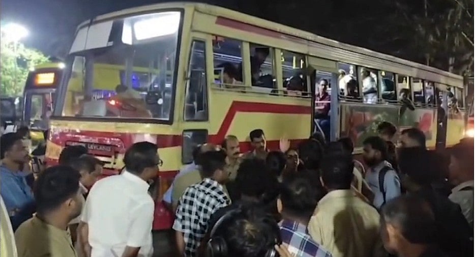 രാത്രിയില്‍ വിദ്യാര്‍ഥിനികള്‍ ആവശ്യപ്പെട്ട സ്‌റ്റോപ്പില്‍ ഇറക്കിയില്ല; കെഎസ്ആര്‍ടിസി കണ്ടക്ടറെ സര്‍വീസില്‍ നിന്ന് നീക്കി- വിഡിയോ 