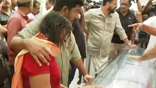 ശ്രീനിയുടെ മൃതദേഹം വീട്ടിലെത്തിച്ചു; ഒരു മണി മുതല്‍ മൂന്ന് മണിവരെ ടൗണ്‍ഹാളില്‍ പൊതുദര്‍ശനം; സംസ്‌കാരം നാളെ