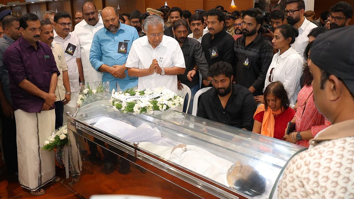 ശ്രീനിവാസന് വിട നല്‍കി കൊച്ചി നഗരം; സംസ്‌കാരം ഔദ്യോഗിക ബഹുമതികളോടെ നാളെ പത്തിന്