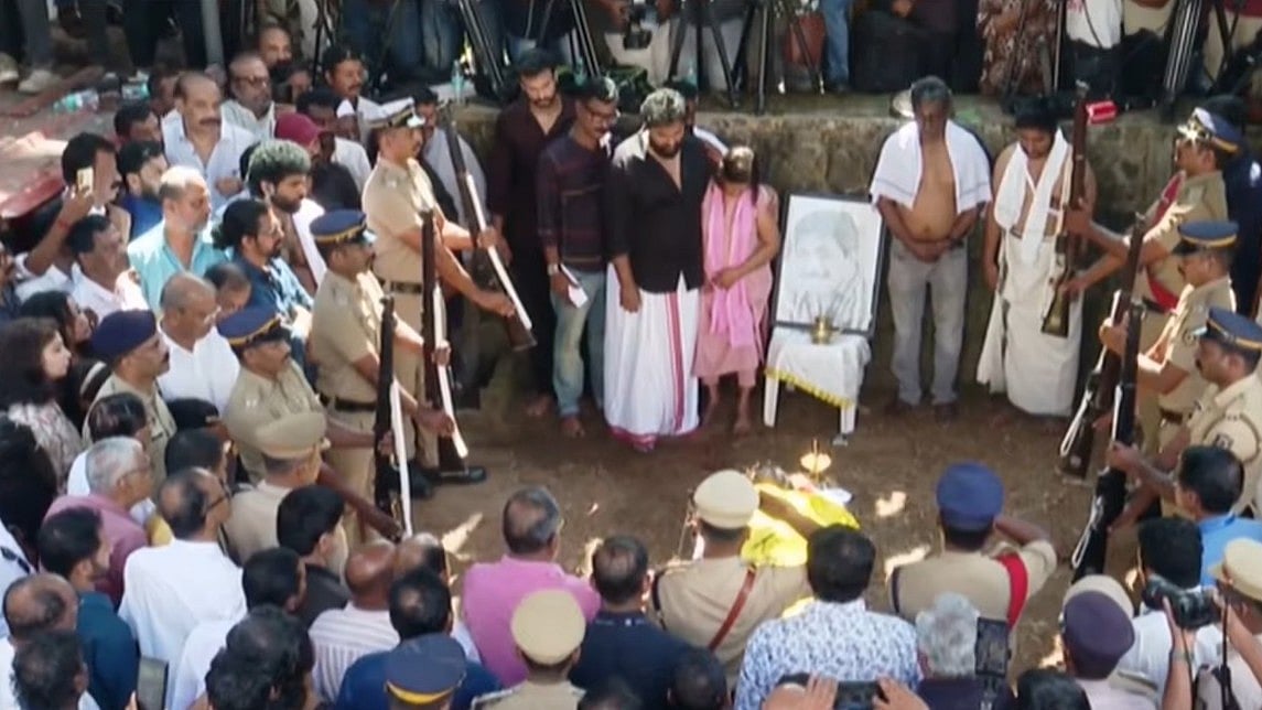 'എന്നും എല്ലാവര്‍ക്കും നന്മകള്‍ മാത്രം നേരുന്നു'; പേനയും പേപ്പറും നെഞ്ചോട് ചേർന്നു; ശ്രീനി മടങ്ങി...