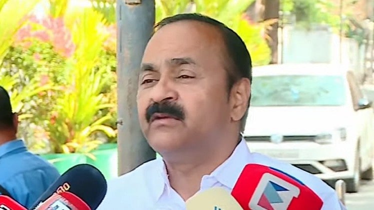'മുഖ്യമന്ത്രിയുടെ അടുത്ത് നിന്ന് ആര്‍ക്കെങ്കിലും ഫോട്ടോ എടുക്കാന്‍ പറ്റുമോ? സോണിയയുടെ അടുത്ത് നിന്ന് ഫോട്ടോ എടുത്താല്‍ എന്താണ് കുഴപ്പം?'