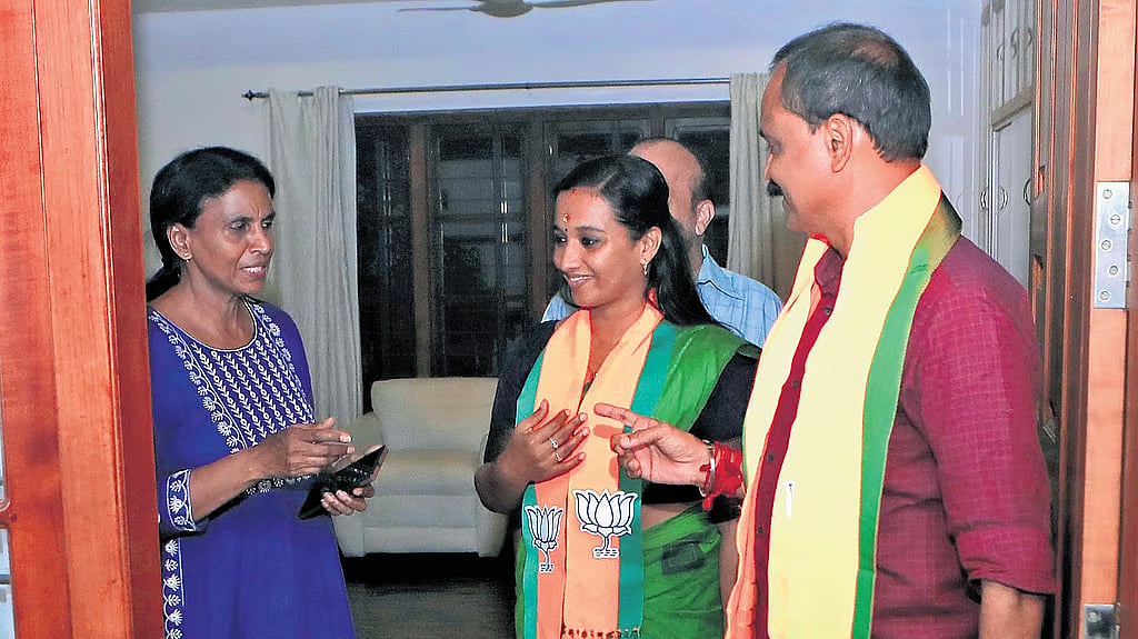 'പാലുകാച്ചലില്‍ പങ്കെടുക്കാനുണ്ട്', സത്യപ്രതിജ്ഞാ ചടങ്ങു വിട്ടിറങ്ങിയ ശ്രീലേഖ അതൃപ്തിയില്‍ തന്നെ; പുതിയ പദവി പരിഗണിച്ചേക്കും