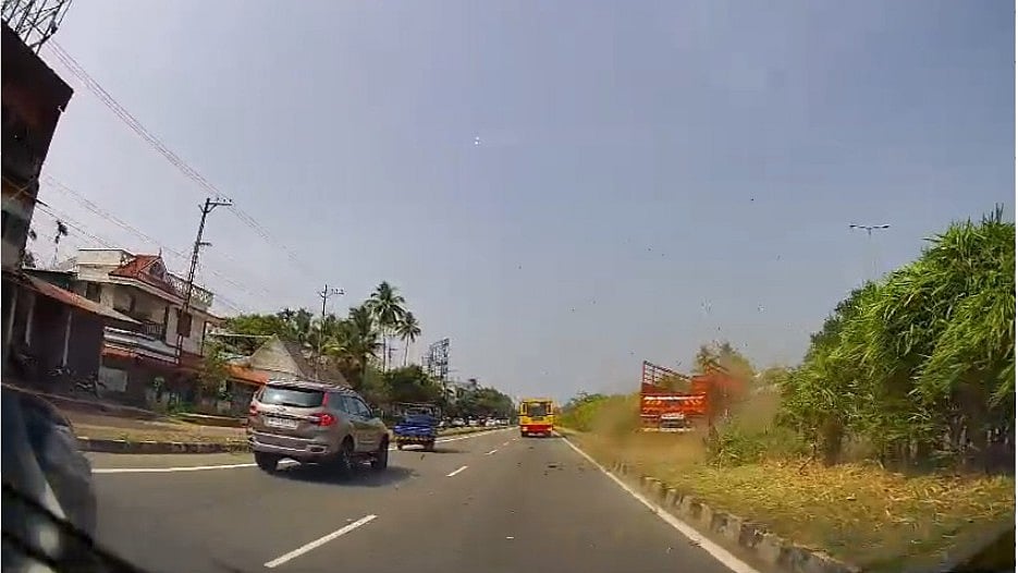 അമിതവേഗതയില്‍ ട്രാക്ക് മാറി കയറി കെഎസ്ആര്‍ടിസി, ലോറി മീഡിയനില്‍ ഇടിച്ചുകയറി; ദേശീയപാതയില്‍ ഒന്നിന് പിറകേ ഒന്നായി കൂട്ടിയിടി- വിഡിയോ 