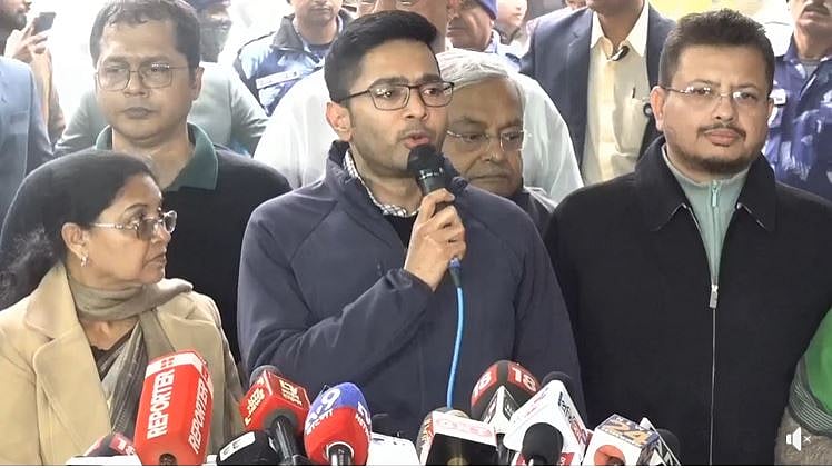'ഞാന്‍ ജനപ്രതിനിധിയാണ്, നിങ്ങള്‍ ഉദ്യോഗസ്ഥനും'; മുഖ്യ തെരഞ്ഞെടുപ്പ് കമ്മീഷണറോട് അഭിഷേക് ബാനര്‍ജി