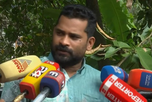 വടക്കാഞ്ചേരി കോഴ: ആരുമായും ഡീല്‍ ഇല്ല, വോട്ട് ചെയ്തത് അബദ്ധത്തിലെന്ന്   ജാഫര്‍, അഭയം തേടി പൊലീസ് സ്റ്റേഷനില്‍