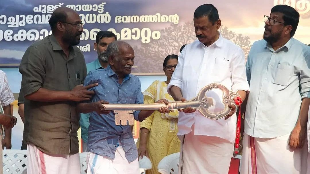 സുരേഷ് ഗോപി മടക്കി അയച്ച കൊച്ചുവേലായുധന്റെ ആഗ്രഹം സഫലം; സിപിഎം നിർമിച്ച വീടിന്റെ താക്കോൽ കൈമാറി