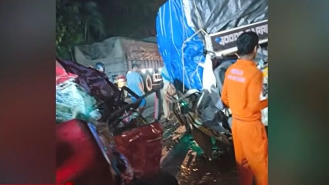 കുന്ദമംഗലത്ത് കാറും പിക്കപ്പ് വാനും കൂട്ടിയിടിച്ചു; മൂന്നു മരണം