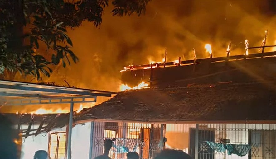 കുന്നംകുളത്ത് വീടിന് തീപിടിച്ചു; ആറംഗ കുടുംബം രക്ഷപ്പെട്ടത് ...
