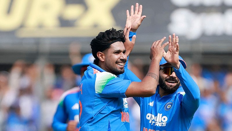 തുടക്കം വീണത് 3 വിക്കറ്റുകള്‍; ഞെട്ടിച്ച് ഹർഷിത് റാണ; കിവികള്‍ പ്രതിരോധത്തില്‍