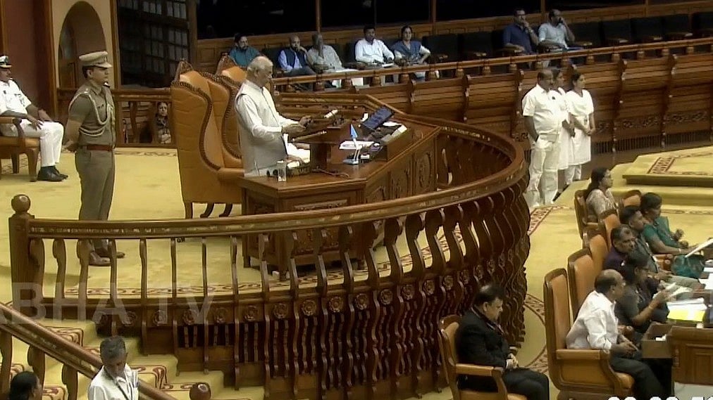 വായിക്കാതെയും കൂട്ടിച്ചേർത്തും ​ഗവർണർ; വിവാദത്തിലായത് നയപ്രഖ്യാപനത്തിലെ ഈ മൂന്നു ഖണ്ഡികകള്‍ 