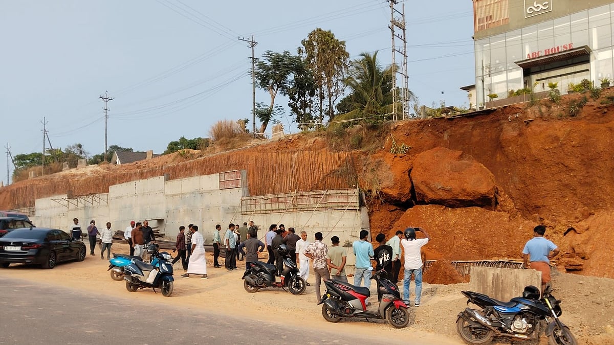ദേശീയപാതയിൽ വീണ്ടും 
മണ്ണിടിച്ചിൽ, അപകടം തളിപ്പറമ്പ് കുപ്പത്ത്