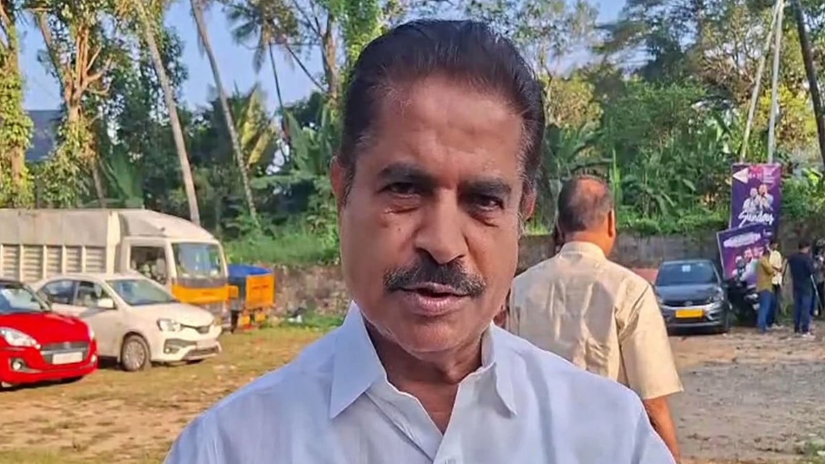 അടൂര്‍ പ്രകാശും പ്രയാര്‍ ഗോപാലകൃഷ്ണനും പോറ്റിയുടെ വീട്ടിലെ സന്ദര്‍ശകര്‍; അയല്‍വാസിയുടെ വെളിപ്പെടുത്തല്‍