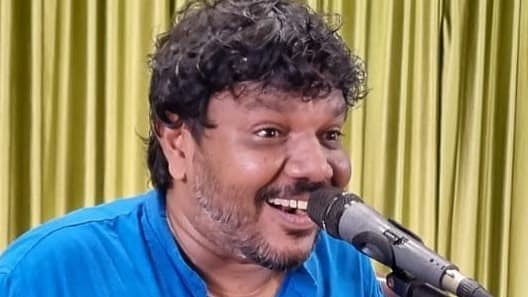'ഈ ഭൂമീന്റെ പേരാണ് നാടകം'; പാട്ടും പറച്ചിലുമായി നിറഞ്ഞു നിന്ന കെവി വിജേഷ് അന്തരിച്ചു