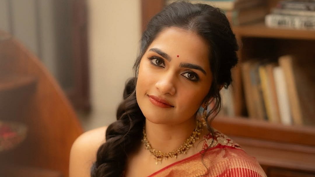  'നീ അവളോ അഴക്...'; സാരി ലുക്കില്‍ രുക്മിണി വസന്ത് 