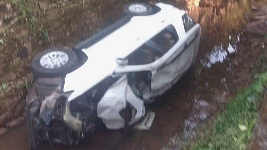 കാര്‍ നിയന്ത്രണം വിട്ട് തോട്ടിലേക്ക് മറിഞ്ഞു; ഒരാള്‍ മരിച്ചു; അഞ്ച് പേര്‍ക്ക് പരിക്ക്