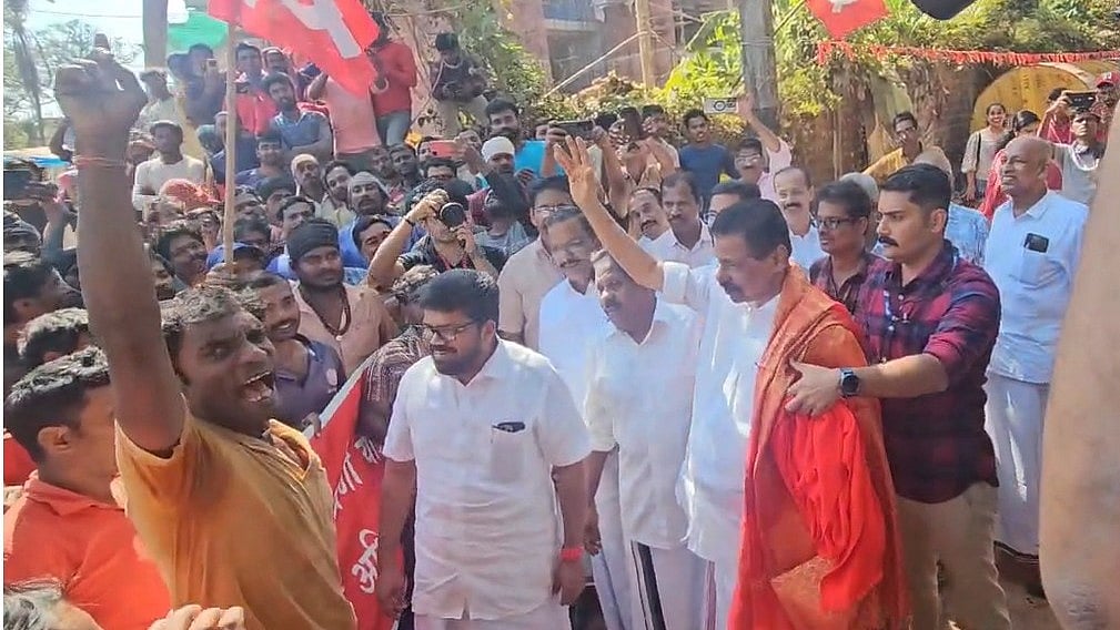 'വികാസ് യാത്ര സിന്ദാബാദ്', അതിഥി തൊഴിലാളികള്‍ക്ക് സിപിഎമ്മിന്റെ മുദ്രാവാക്യ റിഹേഴ്‌സല്‍; വിഡിയോ വൈറല്‍