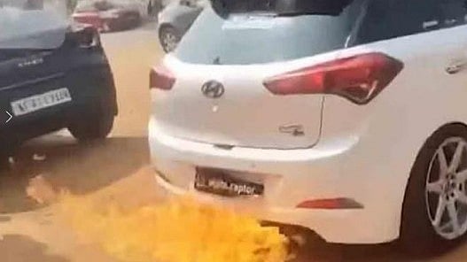 ഉടമ ഹാജരായി; തീ തുപ്പിയ കാറിന് 40,500 രൂപ പിഴയിട്ട് മോട്ടോര്‍ വാഹനവകുപ്പ്; ആര്‍സി, ഉടമയുടെ ലൈസന്‍സ് റദ്ദാക്കി