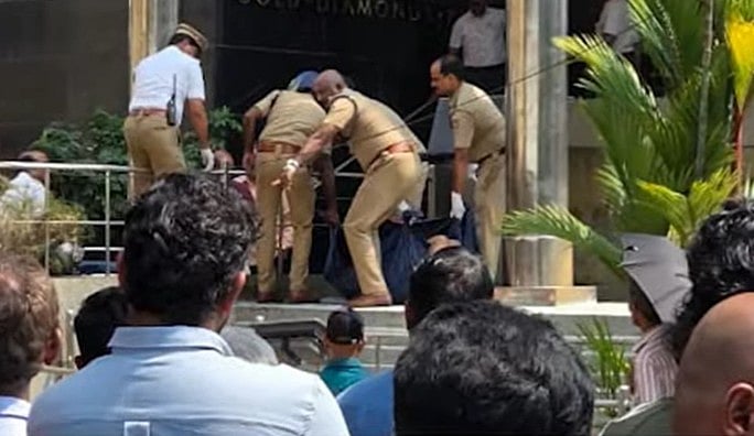 കൊച്ചിയിലെ ജ്വല്ലറിക്ക് മുകളില്‍ നിന്ന് ചാടി മധ്യവയ്‌സ്‌കന്‍ ജീവനൊടുക്കി; ആളെ തിരിച്ചറിഞ്ഞില്ല