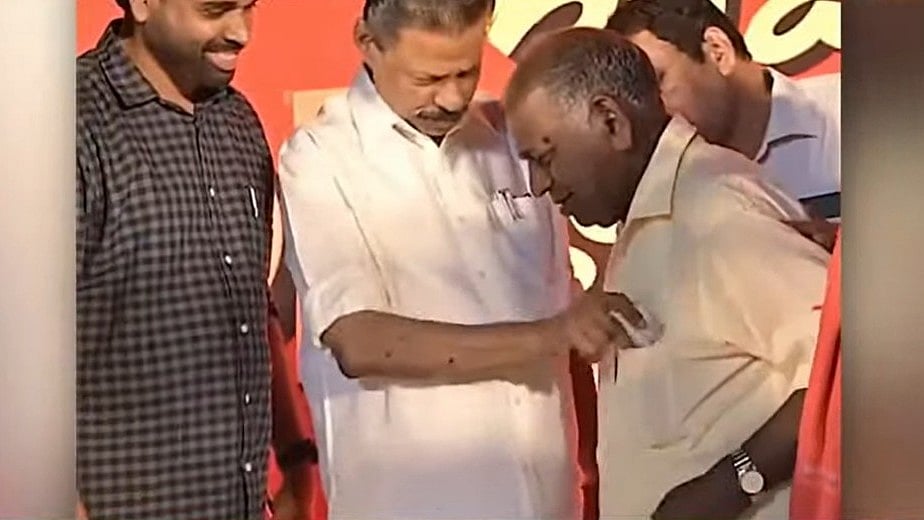 'ആ പണം എന്റേതല്ല, എന്റെ കയ്യില്‍ തന്ന് ഫോട്ടോ എടുപ്പിച്ചതാണ്; ഗോവിന്ദന്‍ മാഷ് തിരികെ തരുമെന്നും പറഞ്ഞിരുന്നു'