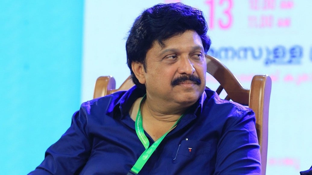 ബെന്‍സ് കാറുള്ള വീട്ടിലെ
 സ്ത്രീകള്‍ക്ക് എന്തിനാണ് കെഎസ്ആര്‍ടിസിയില്‍ സൗജന്യയാത്ര?; കോണ്‍ഗ്രസിനെ വിമര്‍ശിച്ച് മന്ത്രി ഗണേഷ് കുമാര്‍ 