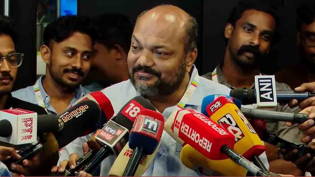 'പിണറായിക്ക് 10 കൊല്ലം മുമ്പ് ആഡംബര വീടു കൊടുത്തു, ഇപ്പോഴല്ലേ ഒരു കട്ടില്‍ ഇട്ടു കൊടുത്തത്?'