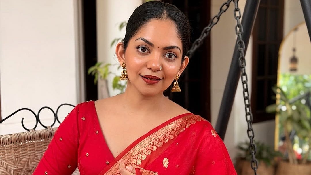 'റെഡ് ഹോട്ട്'; ചുവന്ന സാരിയില്‍ തിളങ്ങി അഹാന