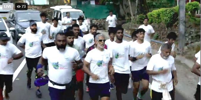 20 കിലോ മീറ്റര്‍ ഓടിത്തീര്‍ത്ത് മിലിന്ദ് സോമന്‍; ഹില്‍ ഹൈവേ റണ്ണിന് വന്‍ ജന പങ്കാളിത്തം 