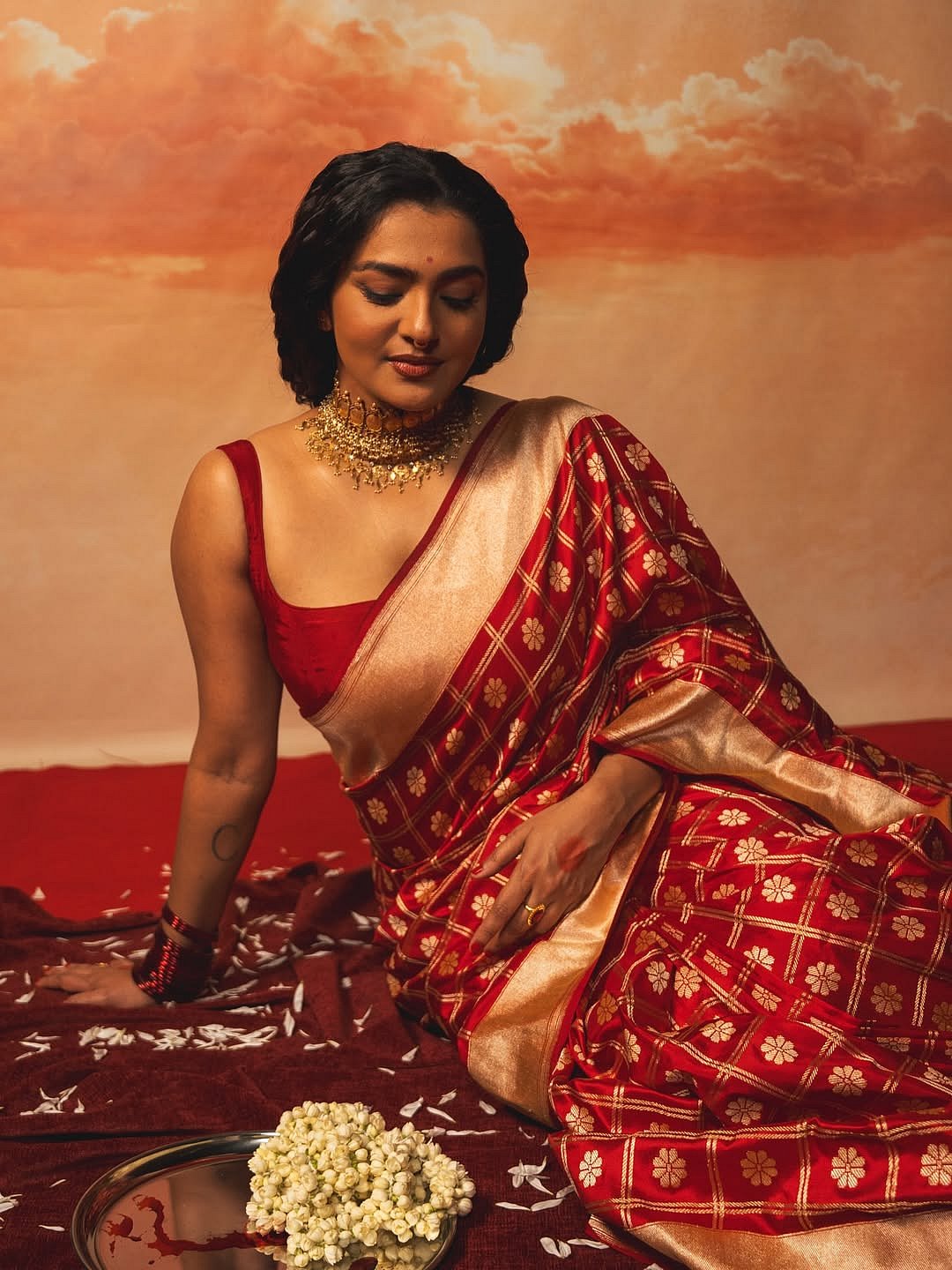 ചുവപ്പിൽ ജ്വലിച്ച് പാർവതി തിരുവോത്ത്