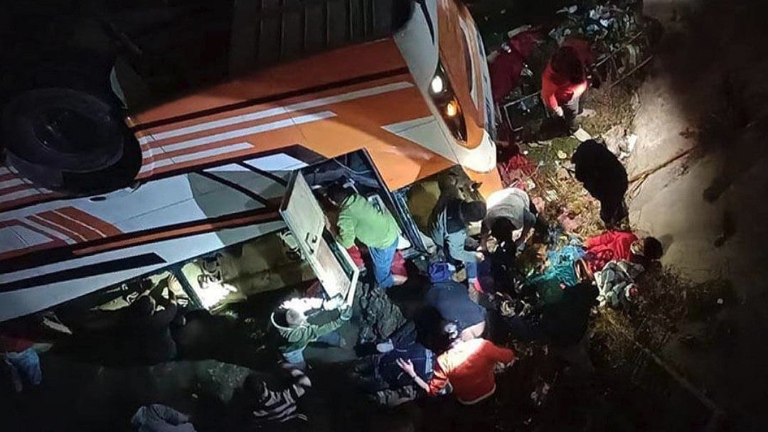 നേപ്പാളില്‍ ബസ് നദിയിലേക്ക് മറിഞ്ഞു; 18 മരണം; 27 പേര്‍ക്ക് പരിക്ക്