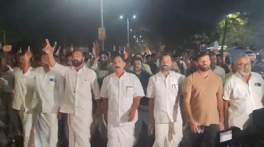 ആരോഗ്യമന്ത്രിക്കെതിരായ പ്രതിഷേധം; കണ്ണൂരില്‍ സംഘര്‍ഷാവസ്ഥ, കണ്ണൂര്‍ ഡിസിസി ഓഫീസിന് നേരെ കല്ലേറ്