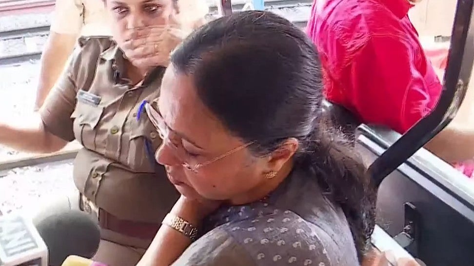 കെ എസ് യു പ്രതിഷേധത്തിനിടെ ആരോഗ്യമന്ത്രിക്ക് പരിക്ക്, ആശുപത്രിയിലേക്ക് മാറ്റി 